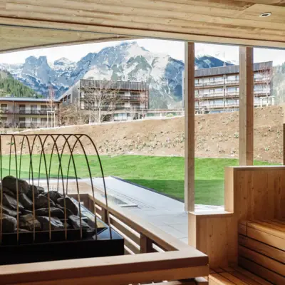 Panoramasauna im Badehaus Werfenweng mit Ofen und Blick auf das Tennergebirge