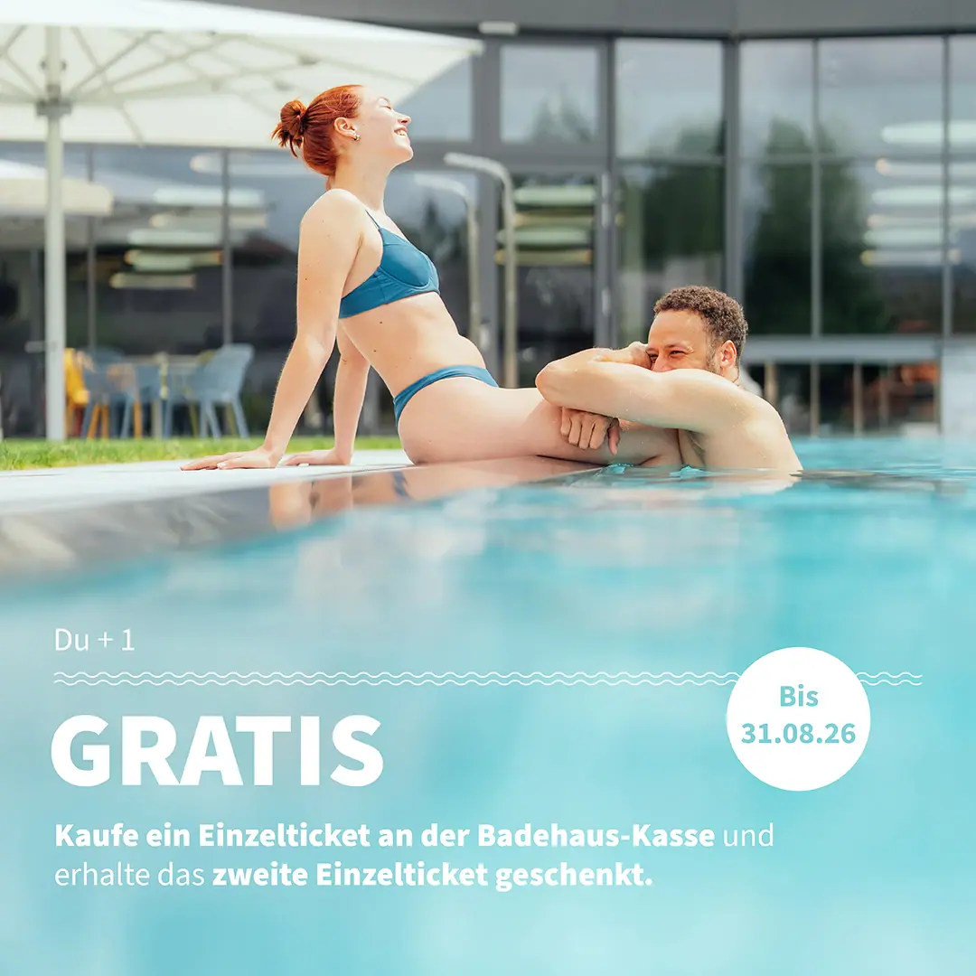 Sommer-Aktion Ein Mann und eine Frau in einem Schwimmbecken.