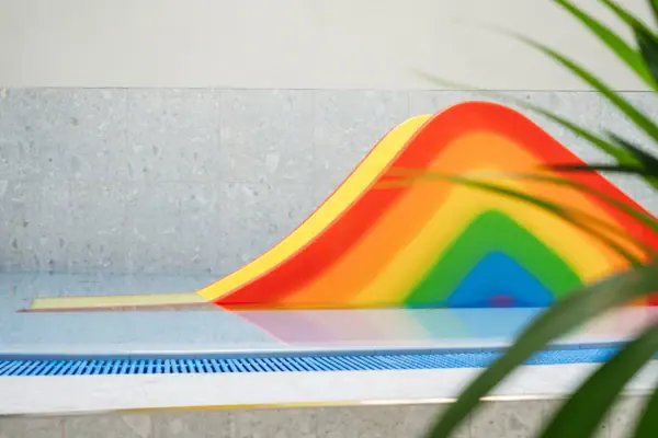 Regenbogenrutsche in einem Pool
