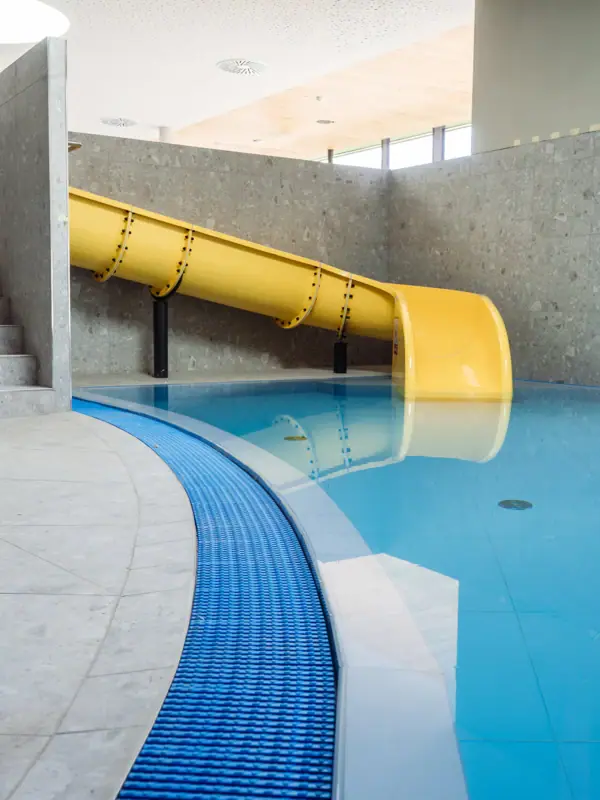 Gelbe Rutsche in einem Schwimmbecken