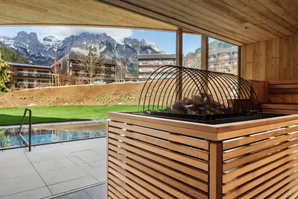 Panoramasauna im Badehaus Werfenweng mit Blick auf das Außenbecken 