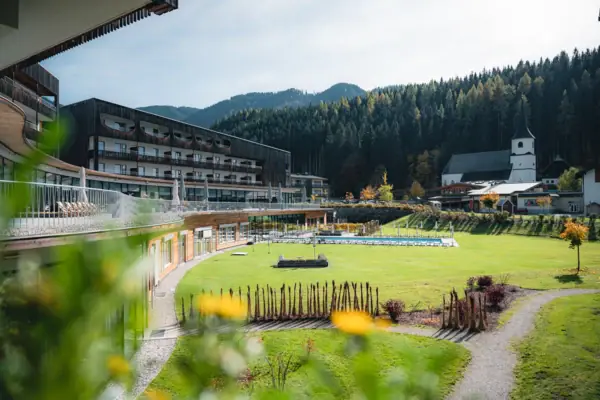 Grüne Wiese mit einem Gebäude im Hintergrund