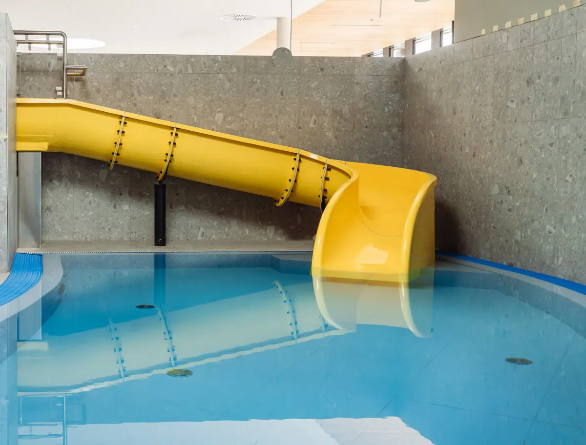 Wasserrutsche und Pool im Badehaus Werfenweng.