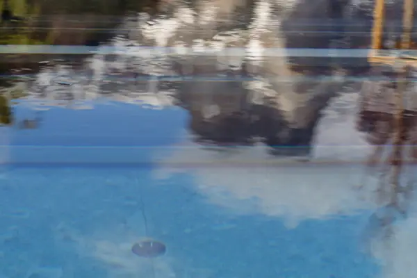 Wasseroberfläche mit Loch