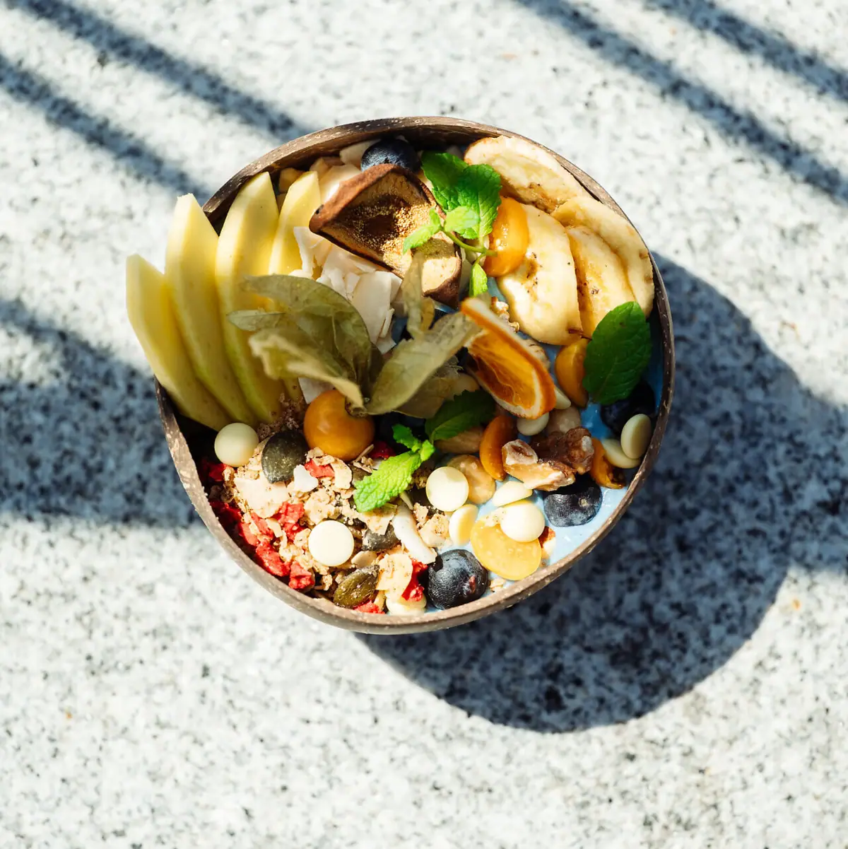 Schüssel mit Essen auf einem Tisch