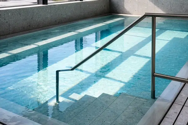 Indoor-Relax-Becken mit Massagebank, Badehaus Werfenweng