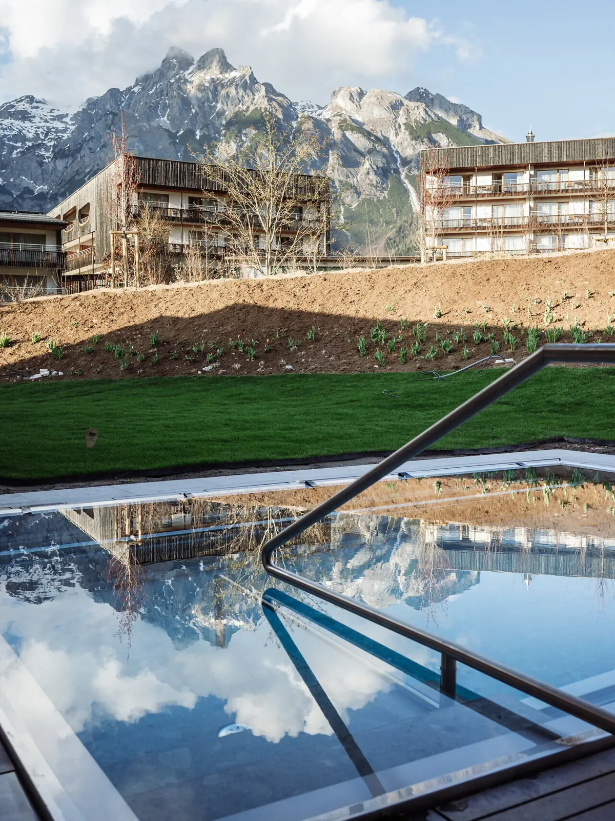 Ein Pool mit einem Berg im Hintergrund.