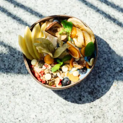 Eine Schale mit Smoothie, geschnittendes, Nüssen und Kernen