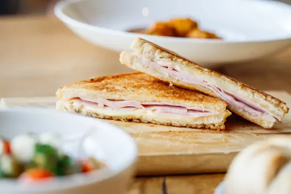 Gegrilltes Käsesandwich auf einem Holzbrett