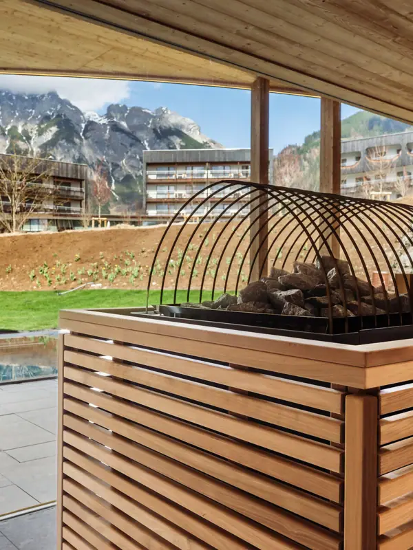 Holzstruktur mit Grill vor einem Pool