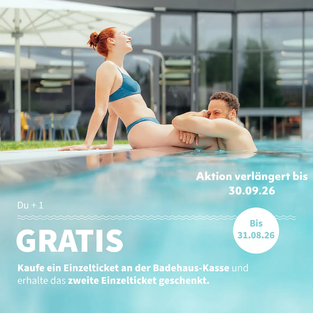 Ein Mann und eine Frau in einem Schwimmbecken.
