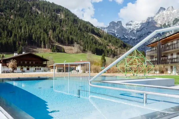 Outdoor-Kinderbecken Schwimmbad Werfenweng, zwei Wassertiefen, 32 °C