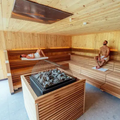 Ein Mann und eine Frau in einer Sauna.