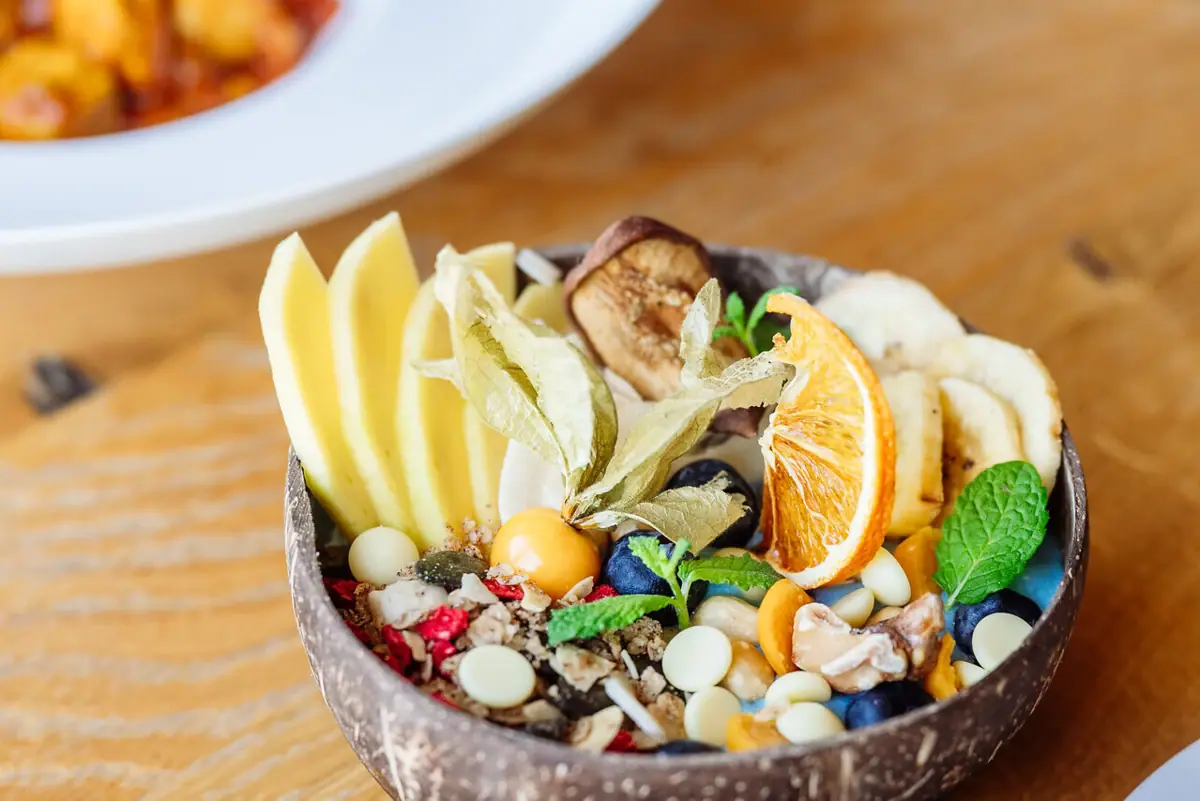Schüssel mit Obst und Nüssen aus dem Bistro im Badehaus Werfenweng.