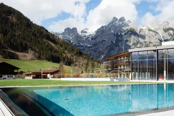 Freibecken Schwimmbad Werfenweng mit Blick auf das Tennengebirge